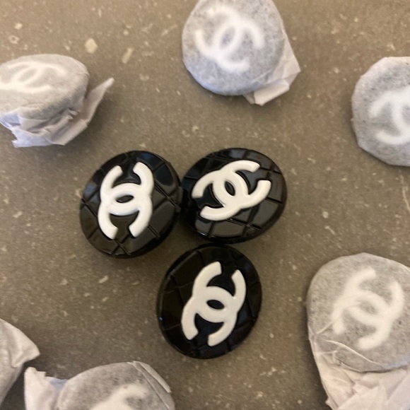 Genuine Coco Chanel Buttons. - Picture 4 of 9